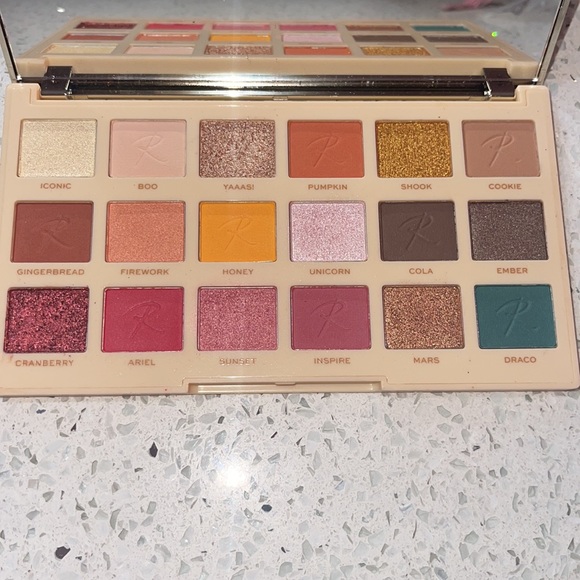 🥳SOLD🥳🛍REVOLUTION MAKEUP PALETTE🛍 - Picture 8 of 9